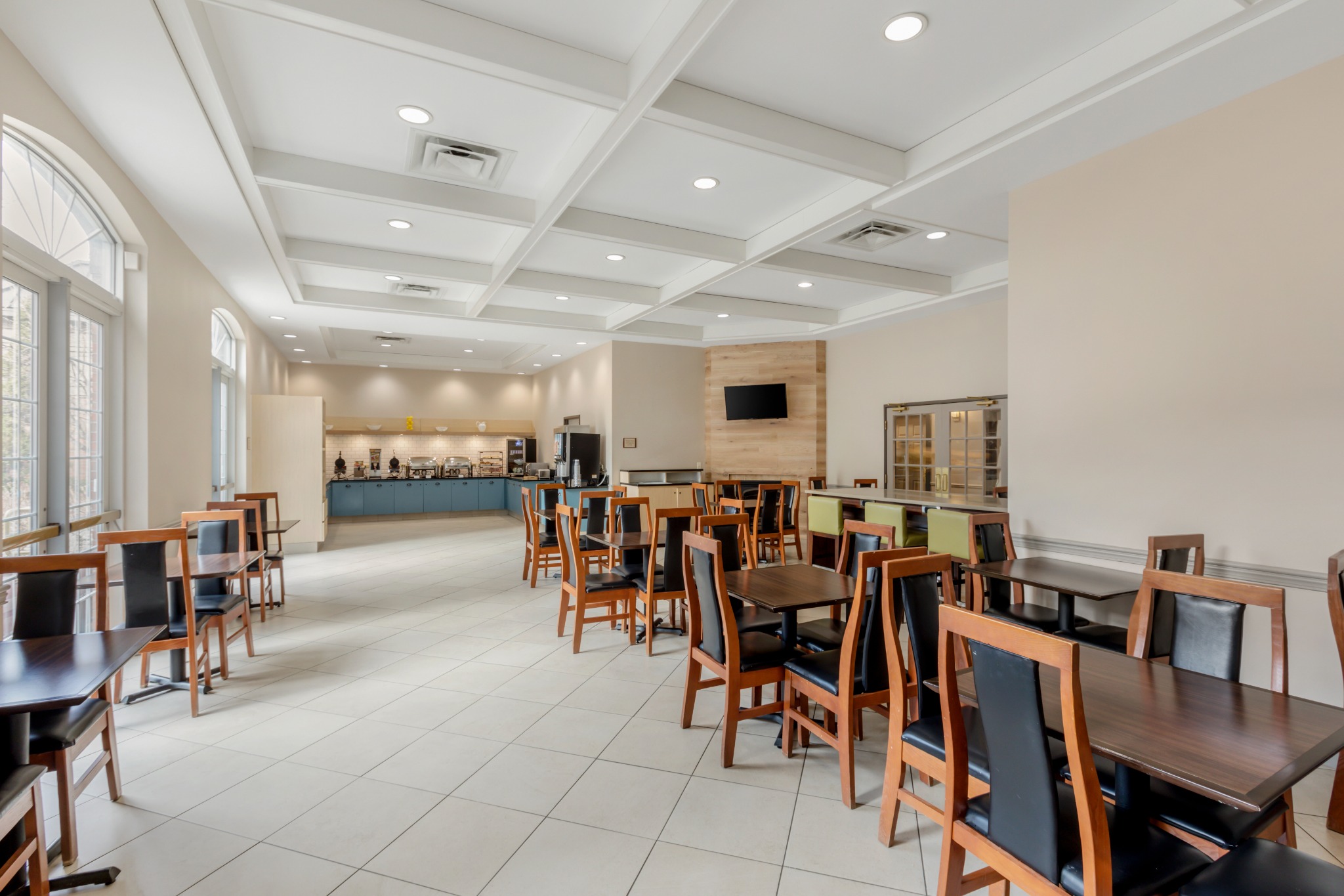 Country Inn & Suites — Breakfast room