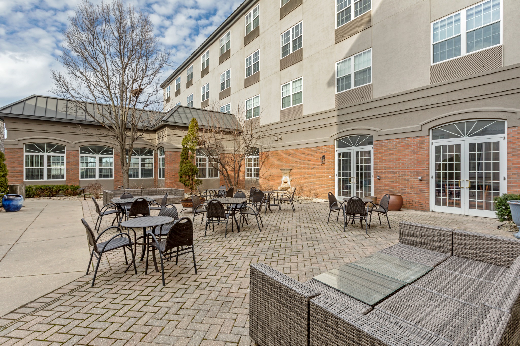 Country Inn & Suites — Courtyard