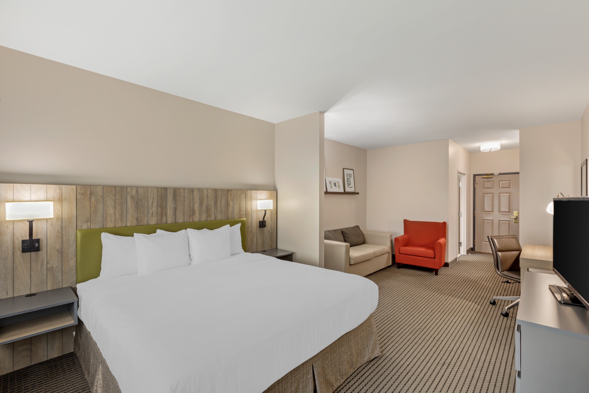 Country Inn & Suites — King guest room
